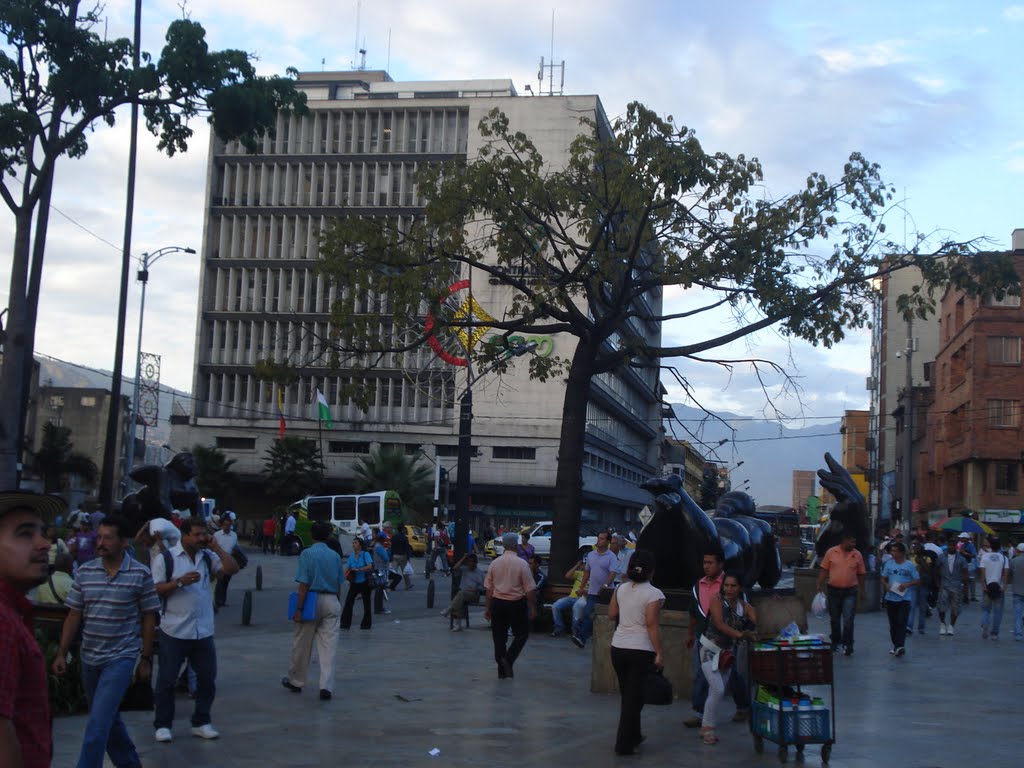 Edificio Miguel de Aguinaga, ubicado en la esquina de la avenida de la República con Carabobo by Alejandrino Tobón