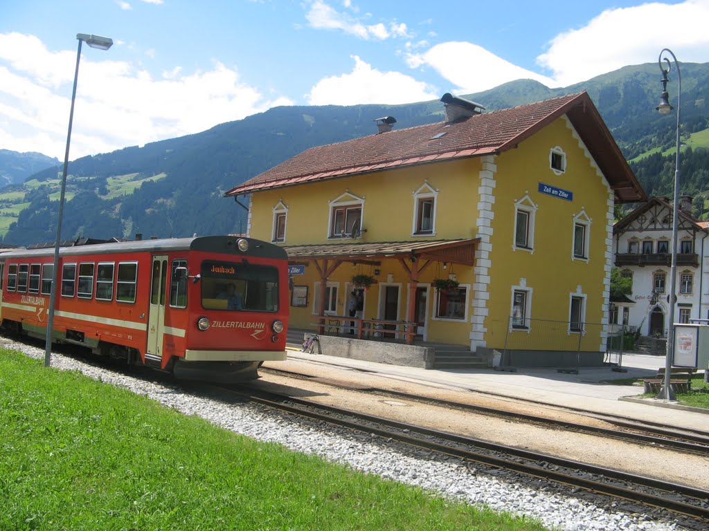 Bahnhof Zell am Ziller mit Dieseltriebwagen by Patrick Weijman