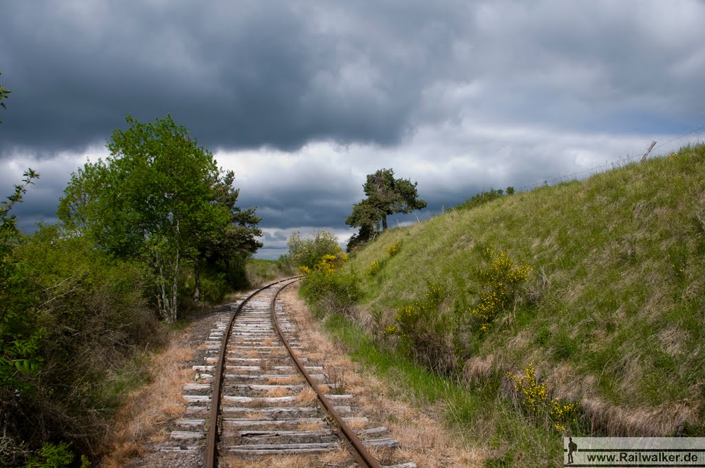 Der Bahndamm geht in eine Kurve und nähert dich dem Ort St-Etienne-du-Vigan by Railwalker