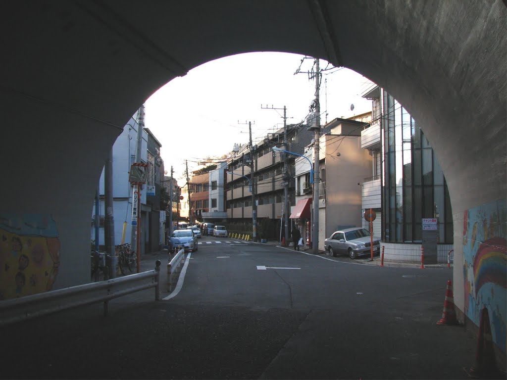 学習院下交差点・山手線ガードのトンネル　Around Gakushuin-shita Intersection by Grahabudayaindonesia