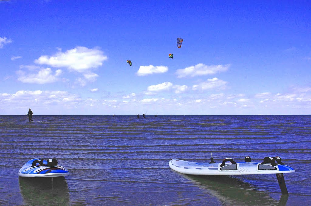 Wind surfing on old Hunstanton beach by Bressons_Puddle