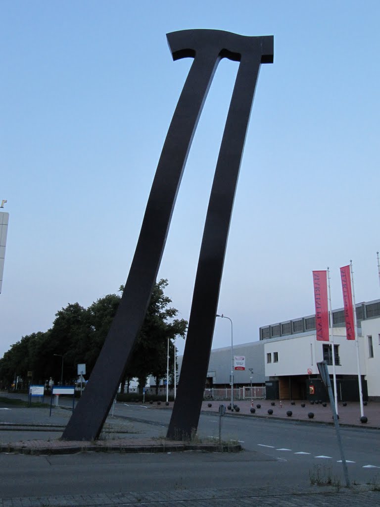 Sculpture 'Still life, still life' created by Gert Jan Mulder in front of the Martiniplaza by Willem Nabuurs