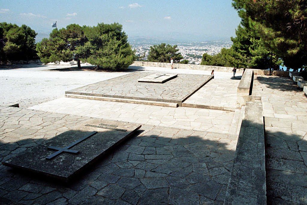 Crete 2002: The graves of Eleftherios and his son Sofocles in the memorial park by Arco On Tour