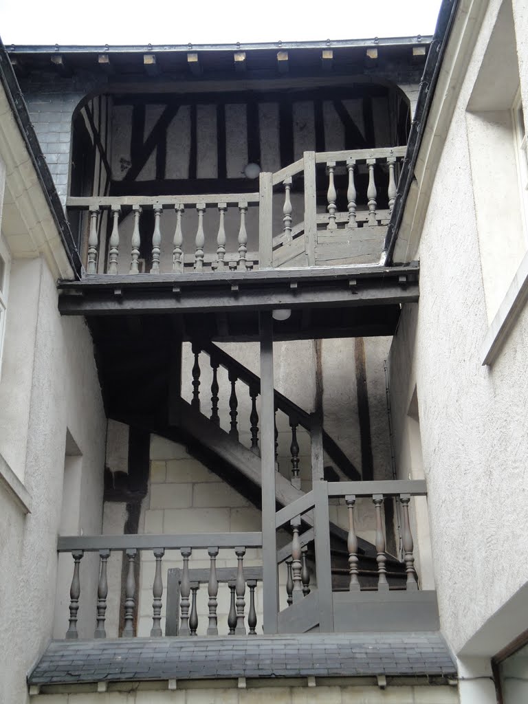 Tours,escalier sur maison a colombages by jp'po'