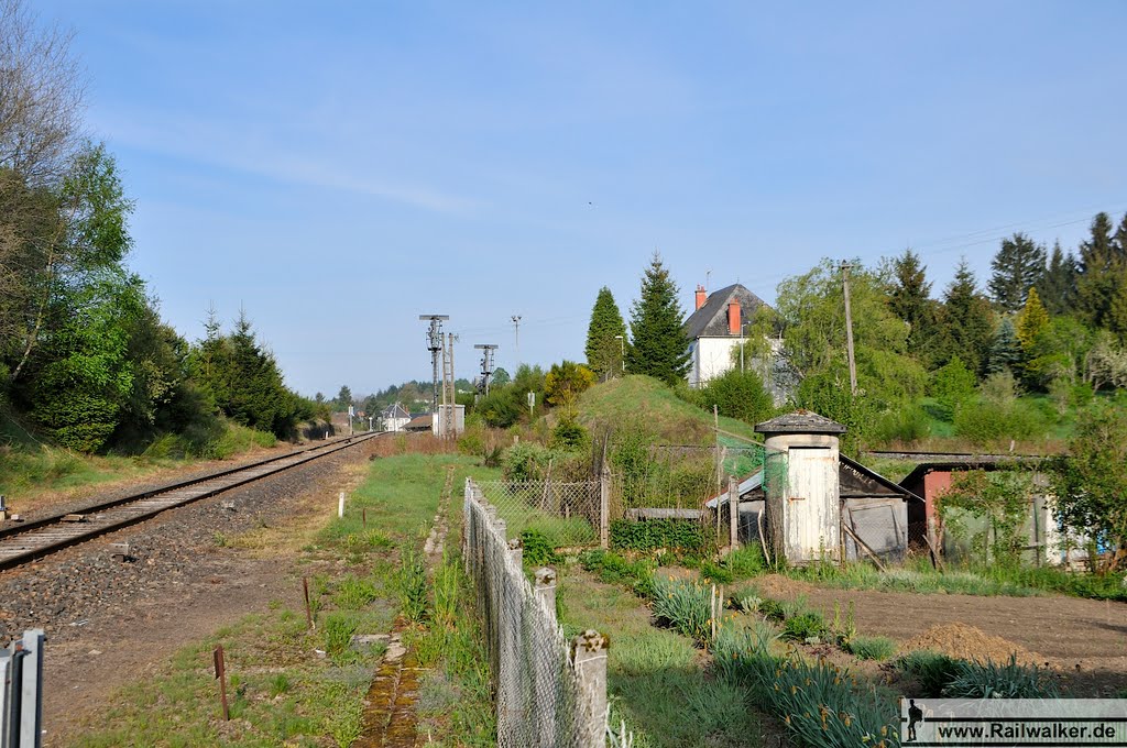 Links die Strecke nach Mont Dore, rechts im Bild die Strecke nach Montlucon by Railwalker