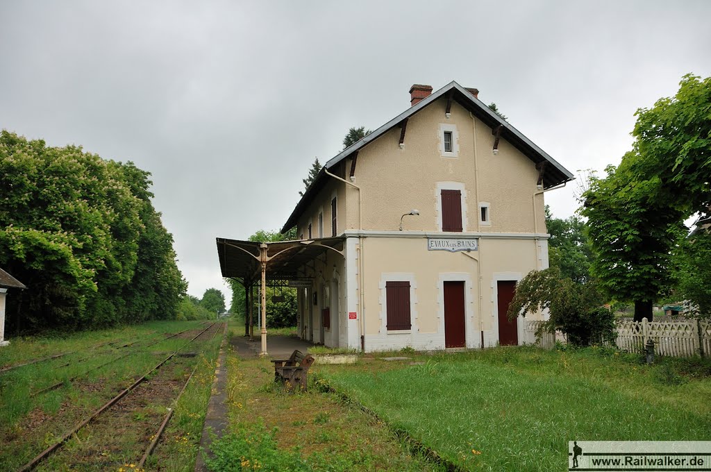 Das Bahnhofsgebäude mit Vordach von der Gleisseite aus gesehen by Railwalker