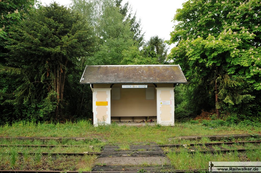 Wetterschutzhäuschen an Gleis 2, erreichbar über den ebenerdigen Bohlenweg by Railwalker