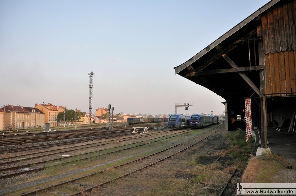 Hinter der Güterhalle stehen einige Triebwagen abgestellt by Railwalker