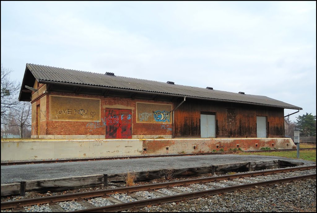 Magazin am Bahnhof von Oberwalterdorf by Robert Heilinger