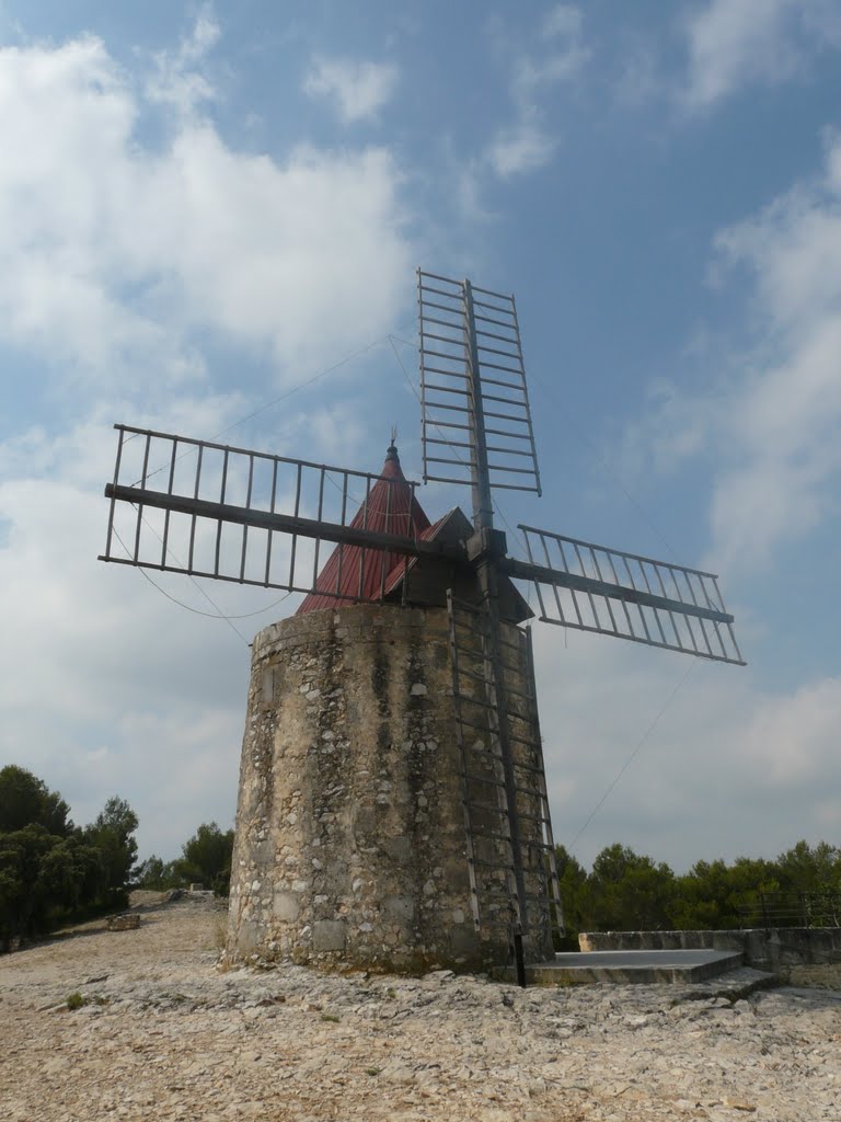 Fontvieille : l'inévitable moulin de daudet by moodindigo