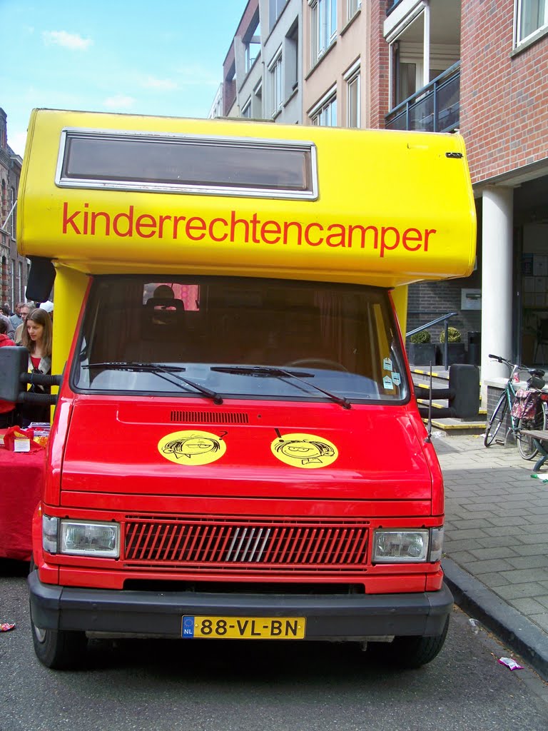 Kinderrechtencamper by Ted Potters