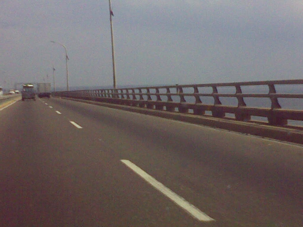 Puente sobre el Lago de Maracaibo III, sentido Maracaibo - Santa Rita by Jean Franco Carrasco