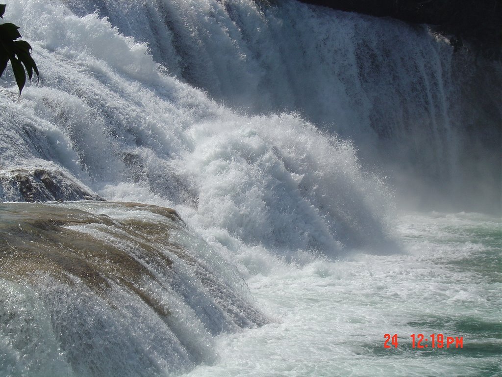 Cascada de Agua Azul by Ignacio Casanova