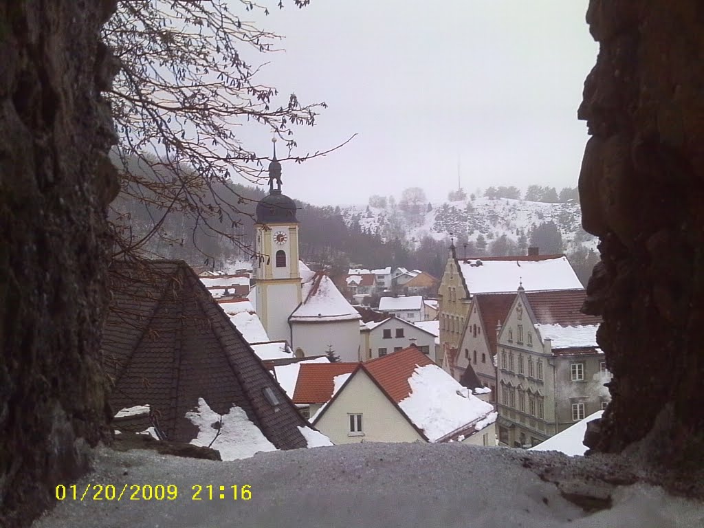 Blick auf Kirche und Rathaus von der Burg Altmannstein by elizaschlu