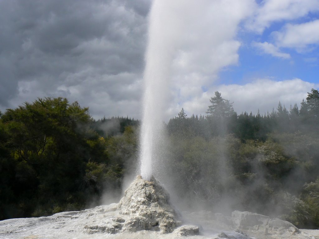 Eruptie geyser lady Knox by Willie Luyken