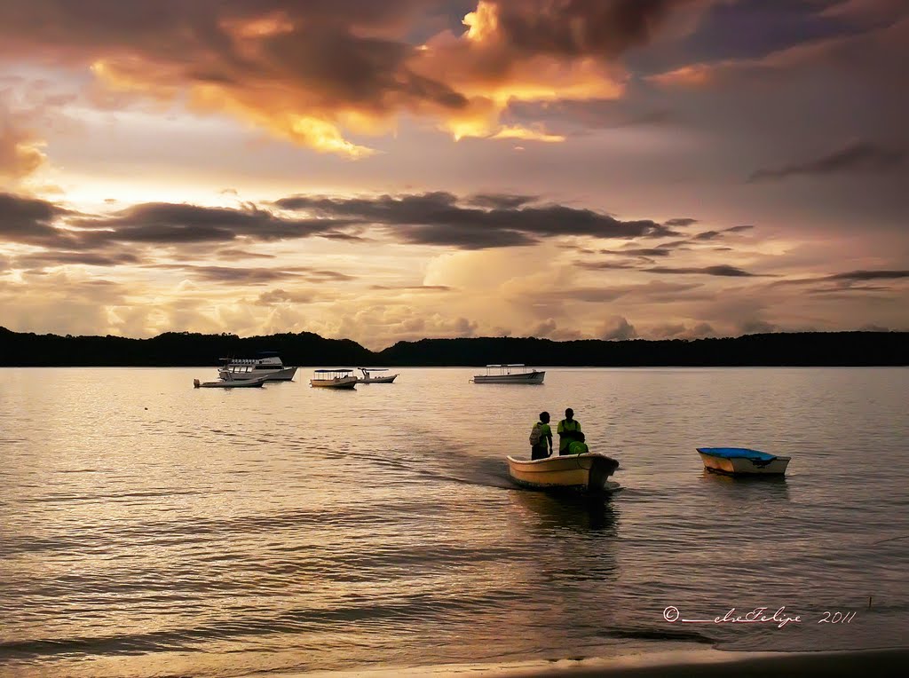 Bahía Culebra y península de Papagayo (al fondo) desde playa Panamá, Costa Rica by Melsen Felipe