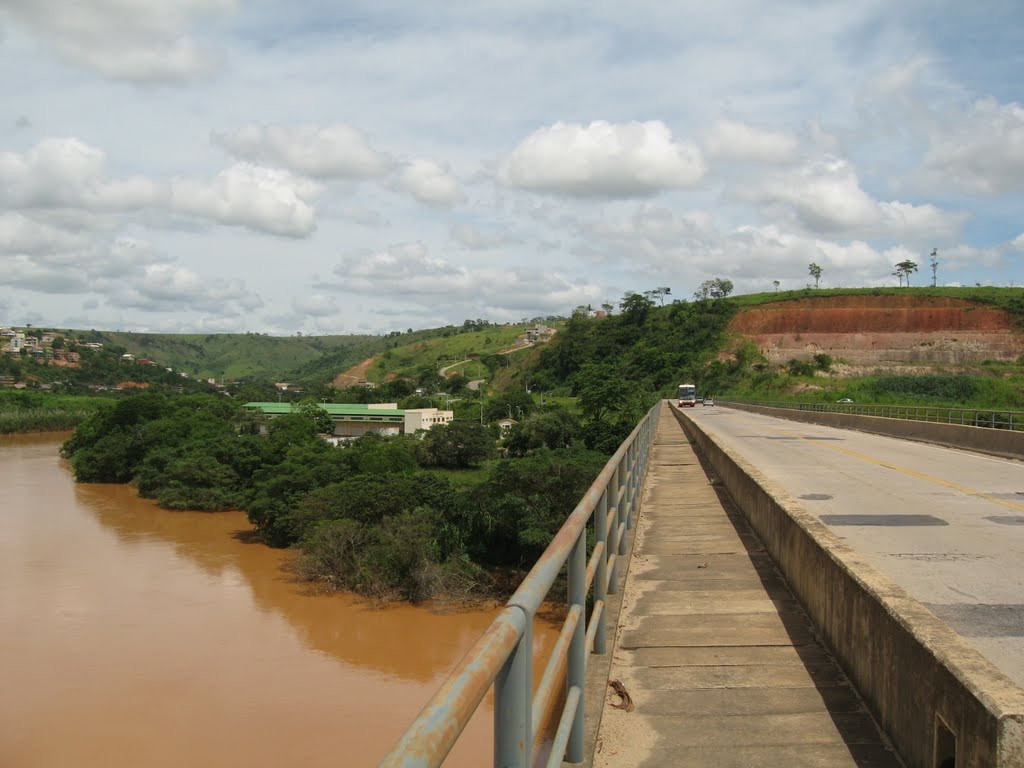 Vista desde o lado Oeste da Segunda Ponte sobre o Rio Doce em Colatina - ES by Fabio Arrebola