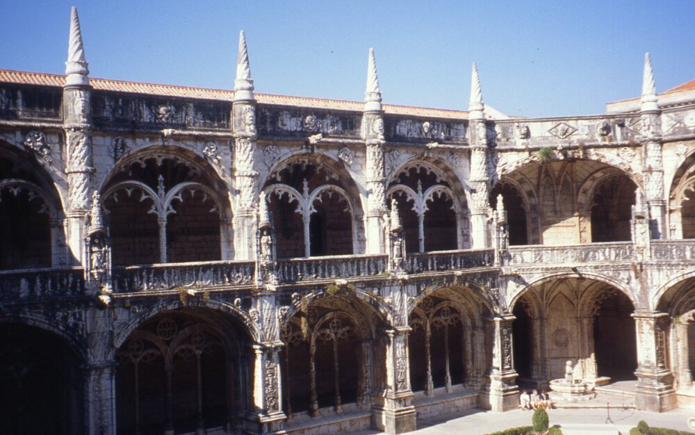 Im Jeronimokloster Lissabon by Peter und Ute