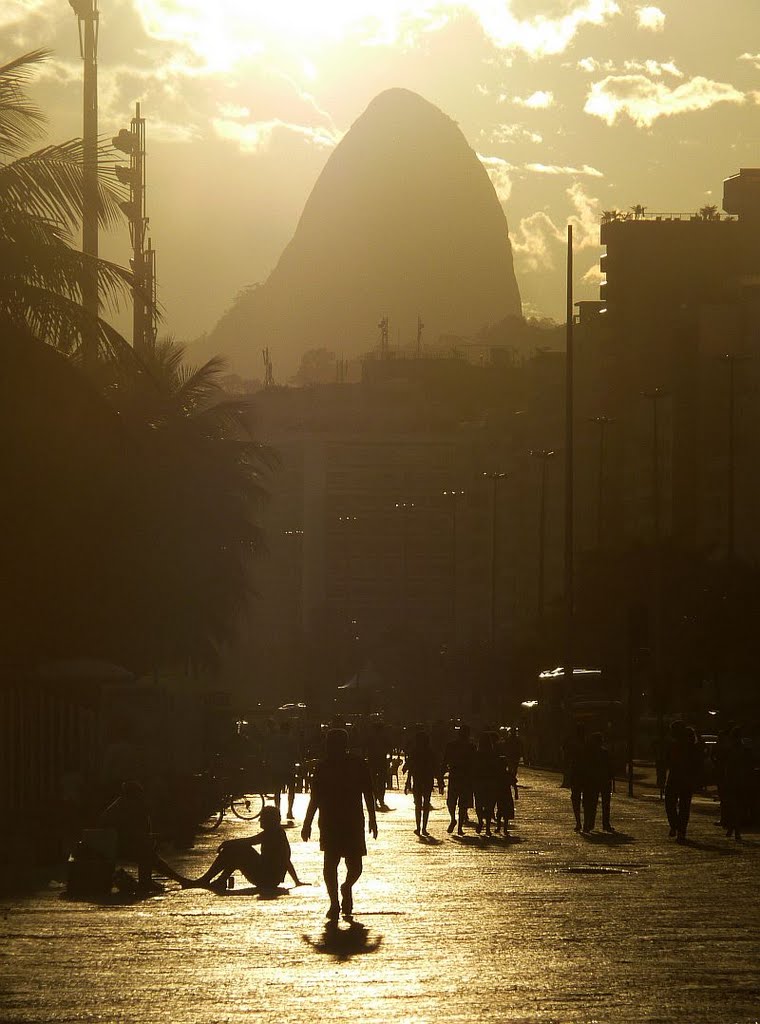 Sunset in Copacabana by Bert Kohlgraf