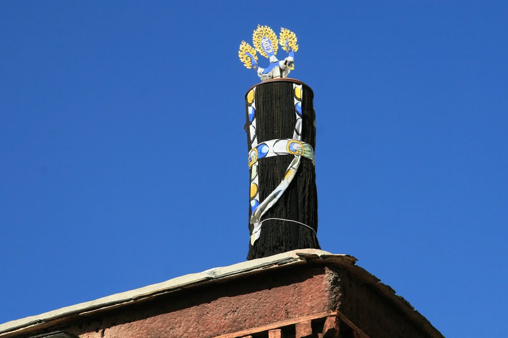 Dhvaja (Victory banner) on Tashilhunpo monastery by matsljungberg