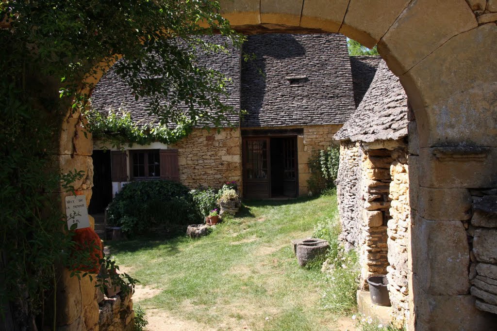 Les cabanes du Breuil - La ferme by Jean-Pierre Casseron