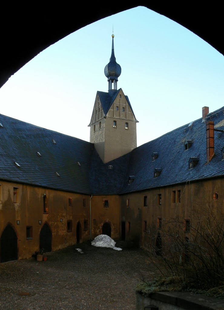 Lunzenau OT Rochsburg - Blick vom Torhaus der Neue Kemenate in den Wirtschaftshof mit Pulverturm by Thomas Eichler