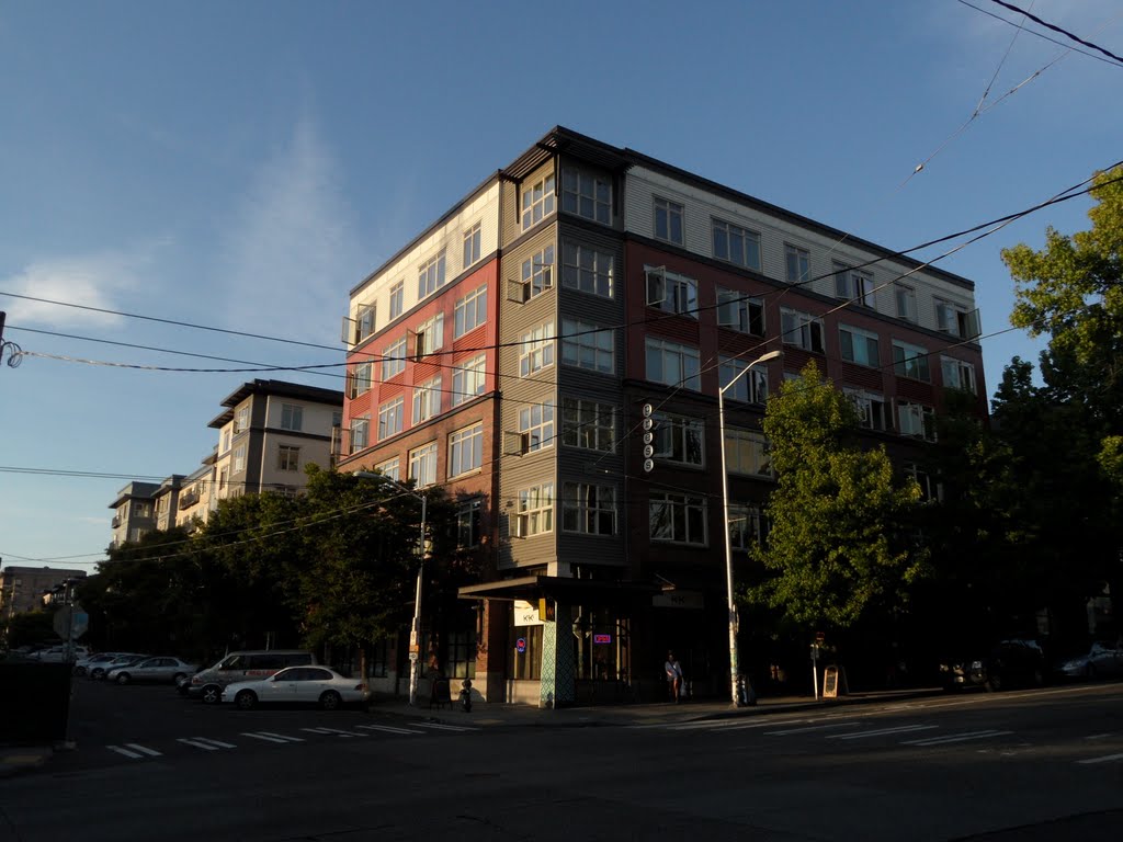 Apartment building at East Pine Street and Belmont Avenue by IngolfBLN