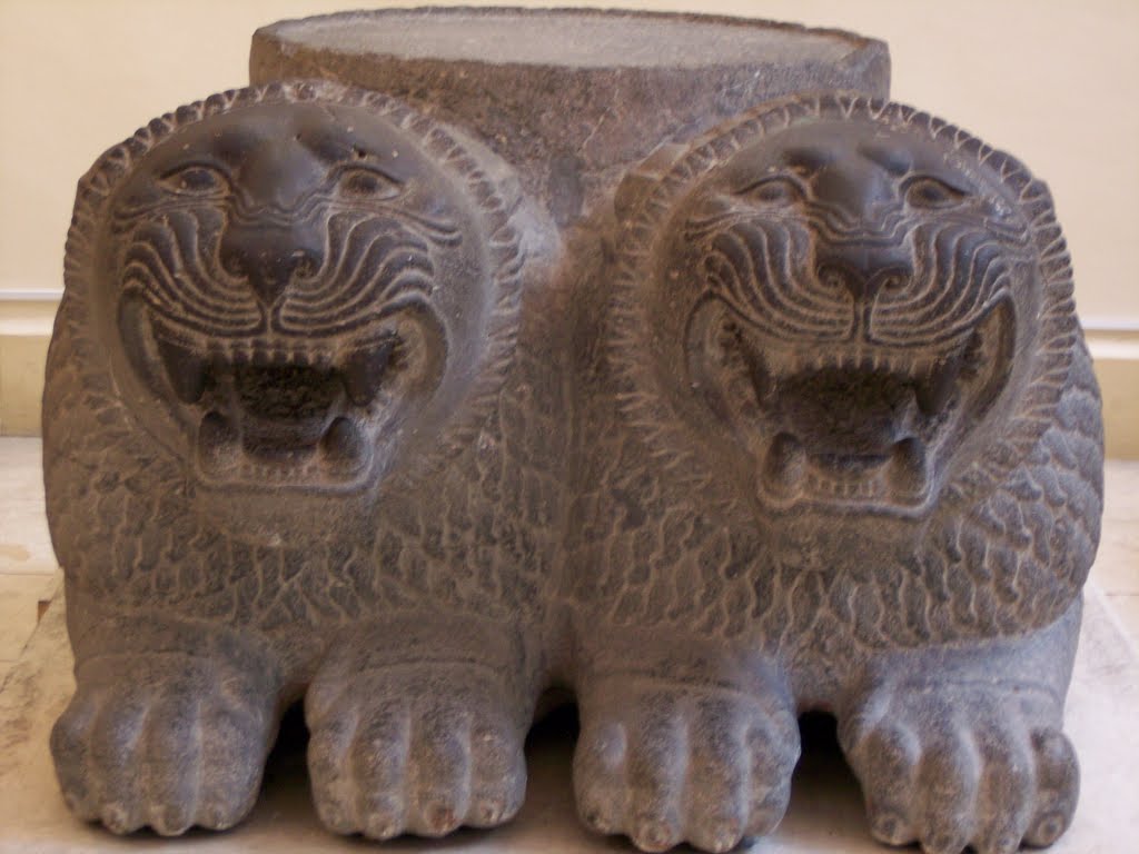 Antakya Arkeoloji Müzesi,Sütun Altlığı - Column Base with Lions by Emel Yamanturk