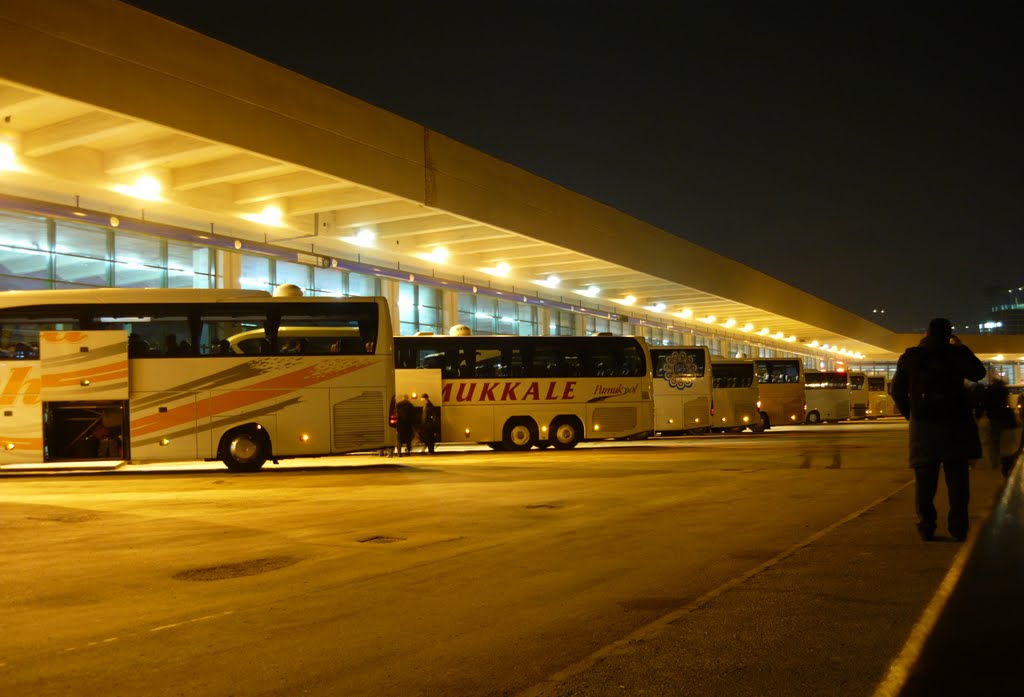 Aştide kalkmayı bekleyen otobüsler 2011/ Ankara bus terminal by ismail38_1903