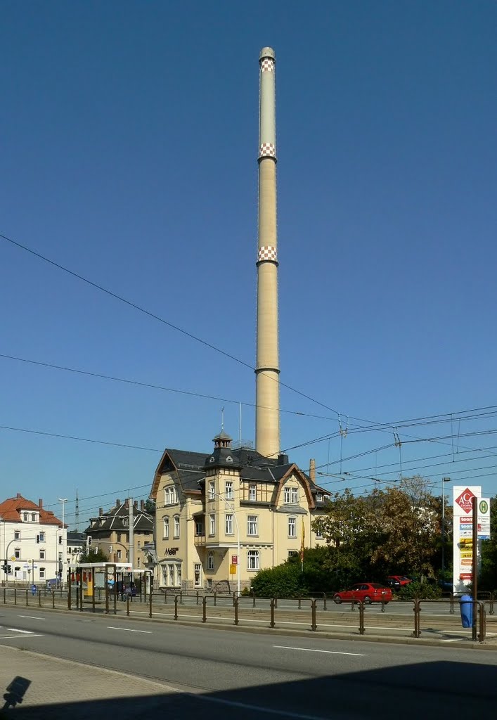 Chemnitz - Der 225 m hohe Schornstein des Heizwerks Süd hinter der schönen denkmalgeschützten Villa an der Annaberger Str. by Thomas Eichler