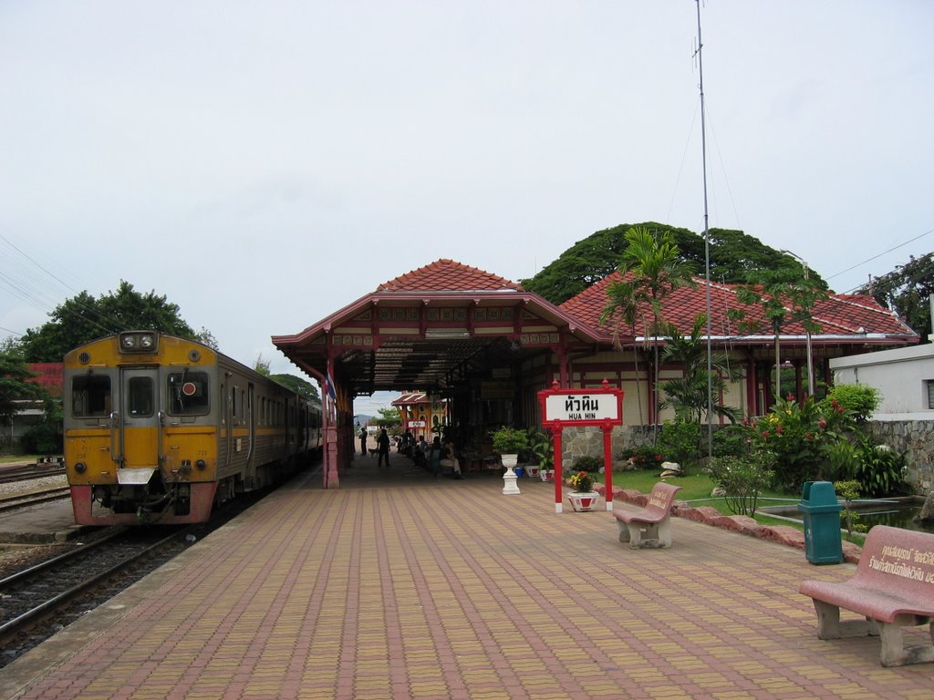 Hua Hin / Bahnhof by fluxkompensator