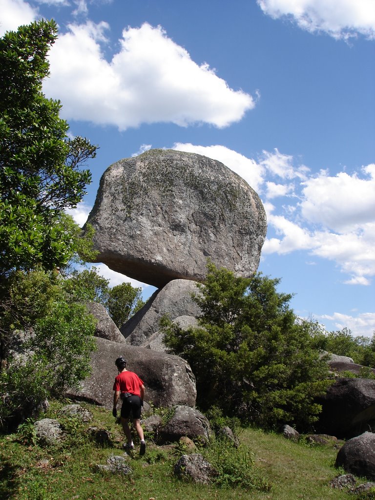 Pedra equilibrada, em Mariana Pimentel. -www.ciclosinos.com.br- by ciclosinos