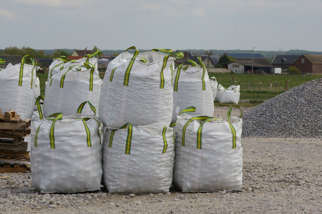 Les graviers. Cayeux-sur-Mer (Somme), 8 mai 2010. Photo : J.-M. Gayman by Jean-Marc Gayman