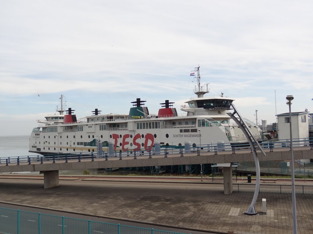 The TESO ferry Dokter Wagemaker seen from the departure area of the ferry to Texel by Willem Nabuurs