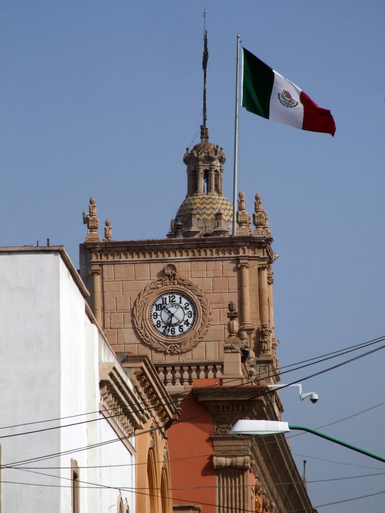 Viendo la Hora de la Casa Municipal by ▓ ☻ galloelprimo ☻ ▓