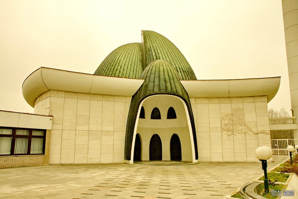 Zagreb (Zágráb), Croatia - Dzsámi (Dzamija - Mosque). Európa egyik legnagyobb mecsetje, ahol a Zágrábi Iszlám Központ is működik, annak ellenére, hogy Zágráb a történelem során soha sem volt része az Oszmán Birodalomnak (a törökök sohasem foglalták el). Az iszlám közösség Horvátországban hivatalosan elismert. by Gausss