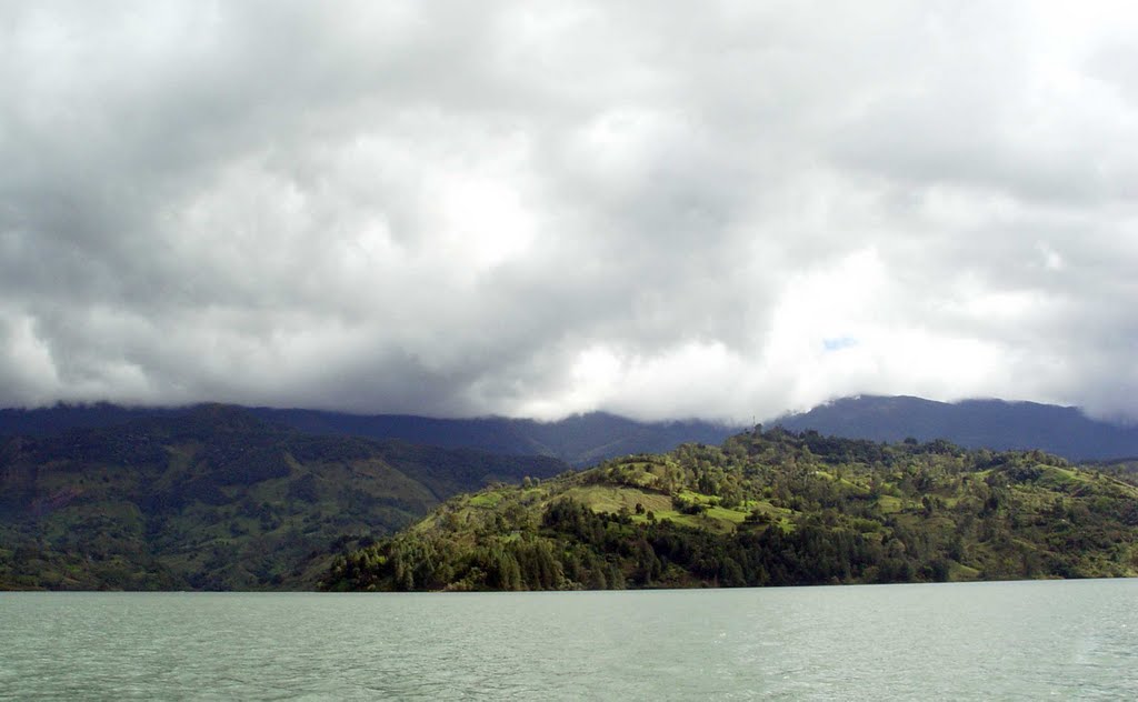 Paisaje desde el embarcadero, Gachalá by alvaro espinel