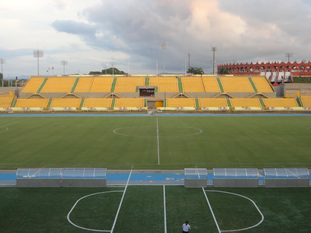 Sección Oriental del Estadio Jaime Morón León by Andrés C Gómez P