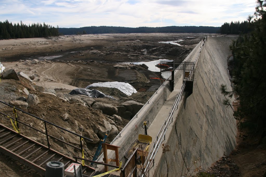 Lake drained for repairs to dam, January 2012. Old rock dam visible in background by karl44