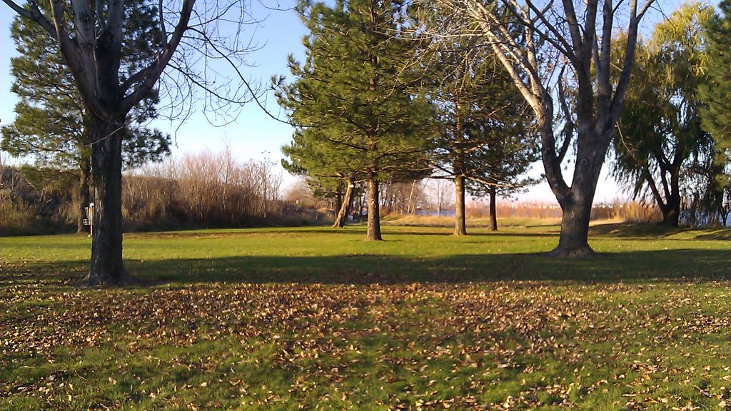 Frisbee Golf playing the sixth, Two Rivers Park by Traxx