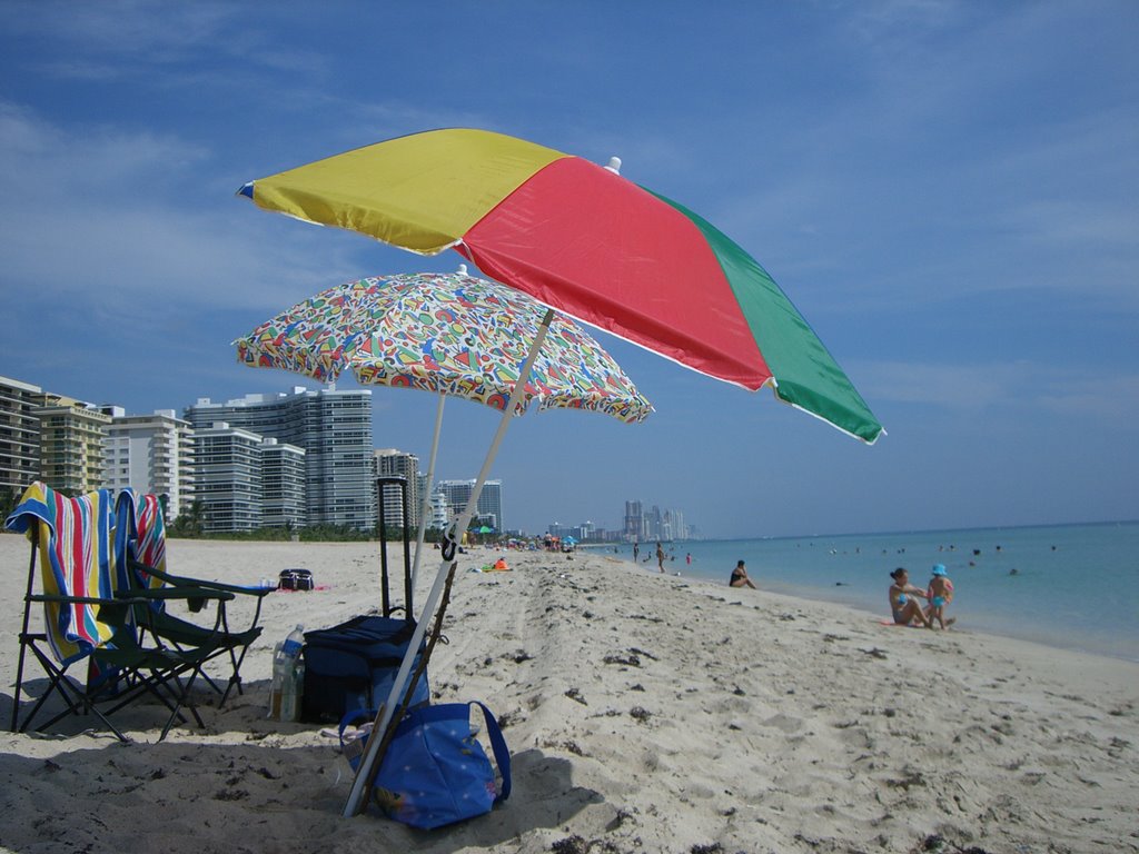 Surfside Beach, Florida. According to the United States Census Bureau, the town has a total area of 2.5 km² (1.0 sq mi). 1.3 km² (0.5 sq mi) of it is land and 1.2 km² (0.5 sq mi) of it (47.42%) is water. by perezmontejo