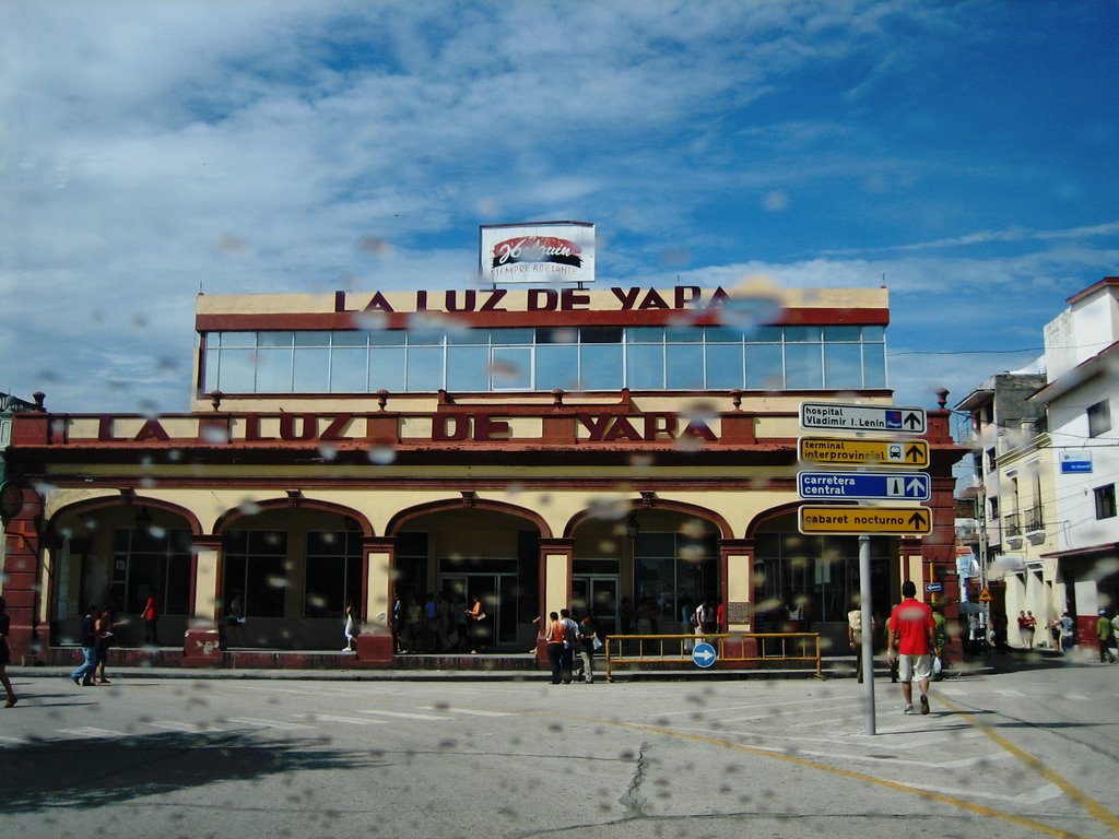 La Luz de Yara "La Casa del Millon de Trajes" . Calle Maceo y Frexes by perezmontejo