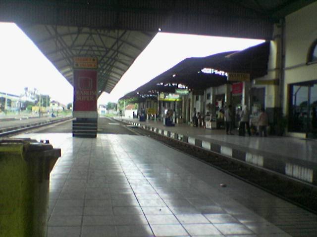 Stasiun Cirebon by Hadi Kusmana