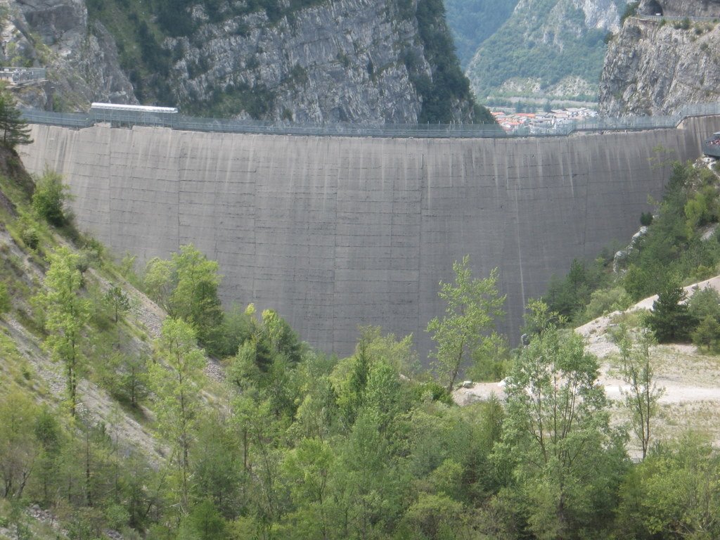 The dam - Diga del Vajont - 262 m by peter_fg