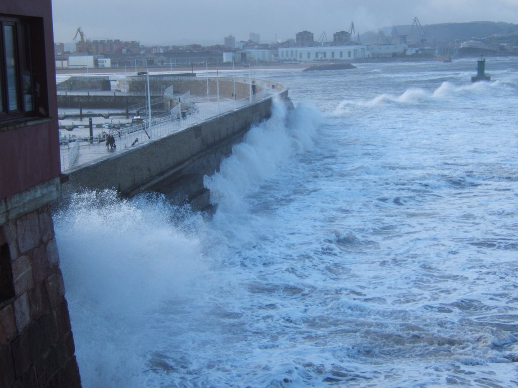 Olas en el dique Santa Catalina 3 by Gregorio Gijón