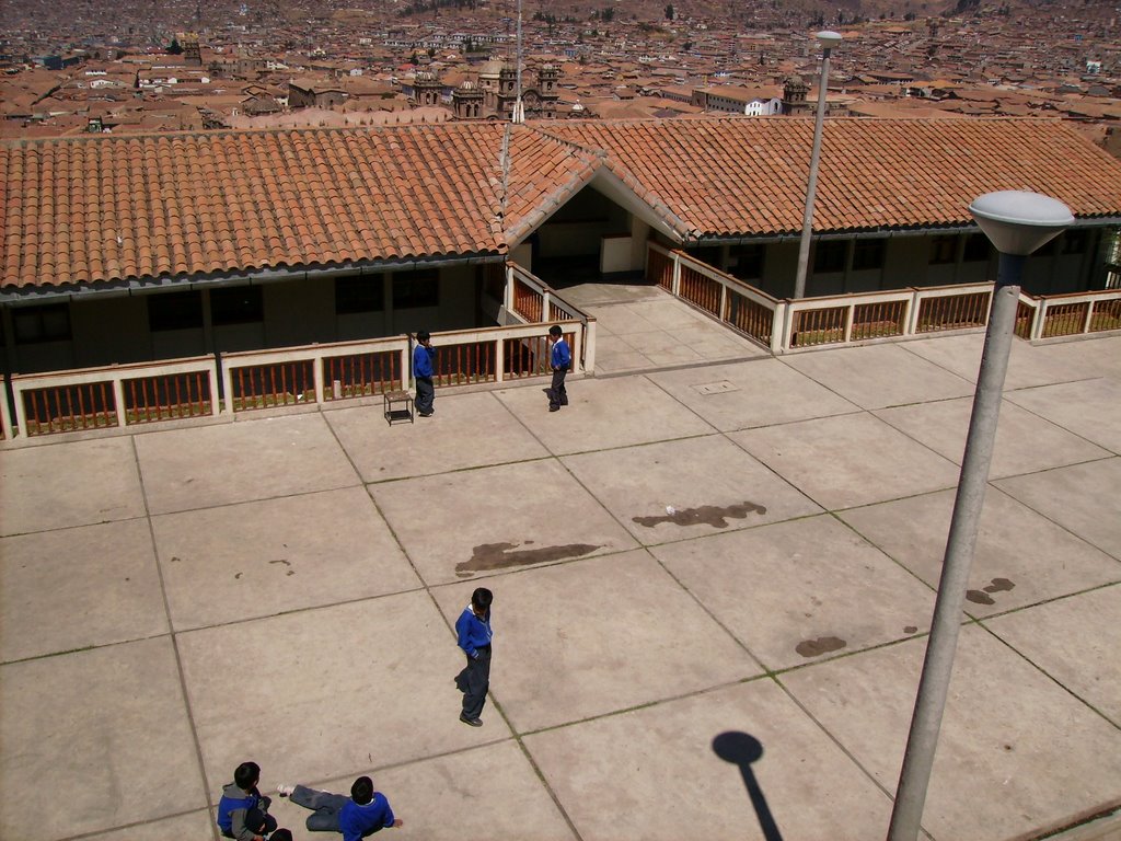 Niños jugando en colegio cusqueño by arevuelta