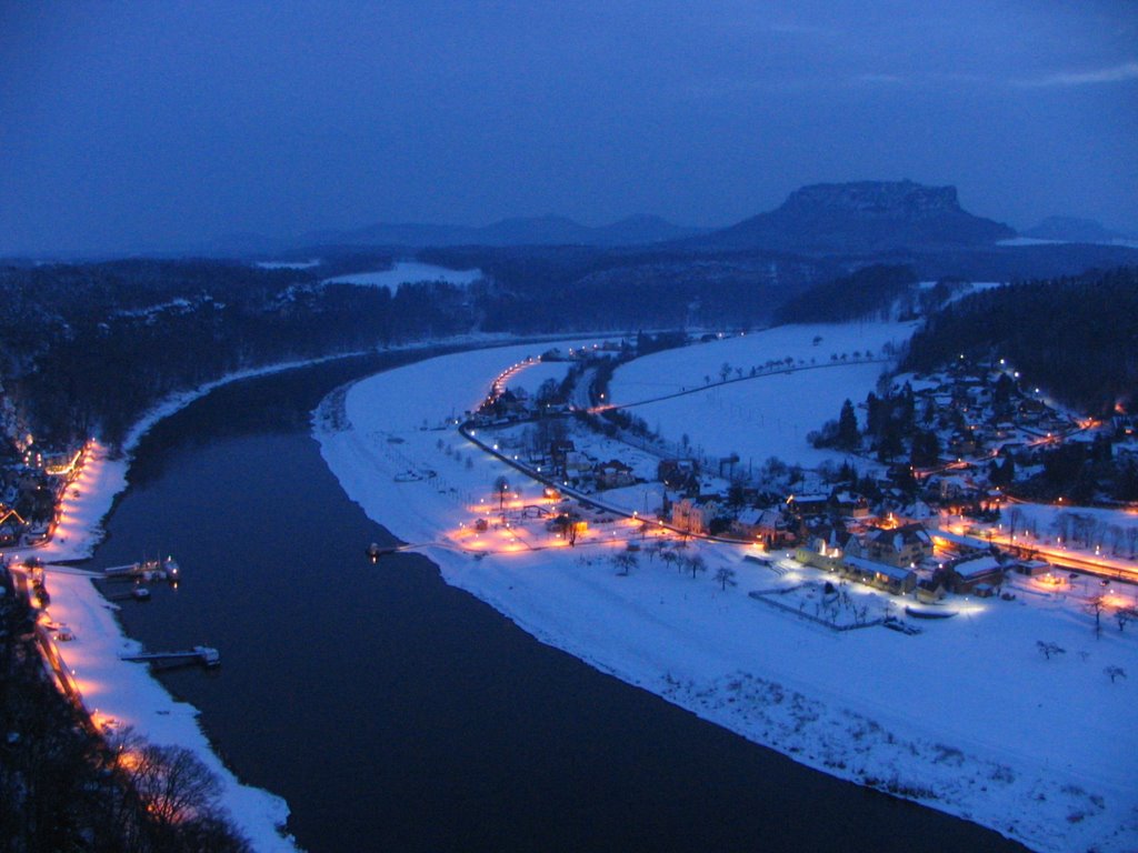 Tiedge Blick auf Rathen und Lilienstein in winterlicher Dämmerung by www.soekoe.de