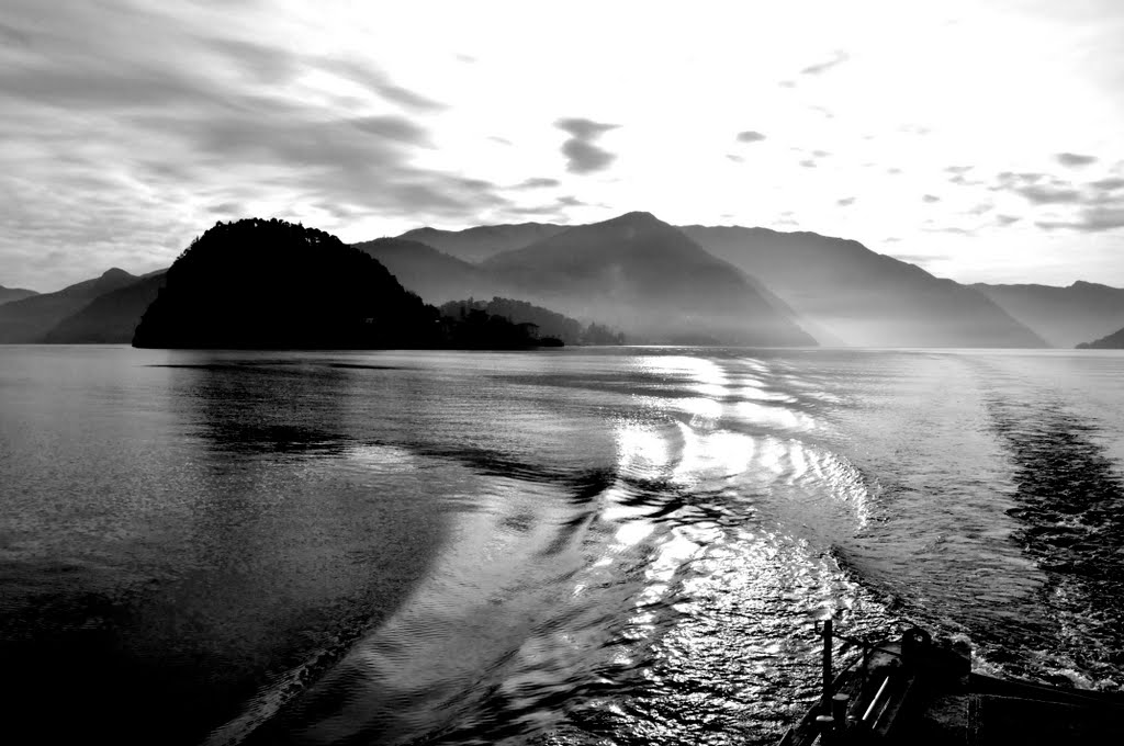 Lago di Como - vista verso Bellaggio by Gian Luca - M