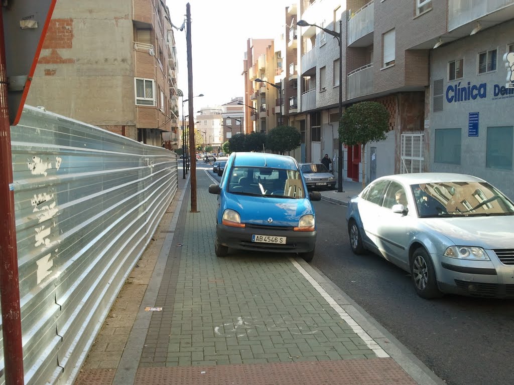 Carril bici inútil en Albacete... entonces, bicis a la calzada, no? by Alberto Nájera López