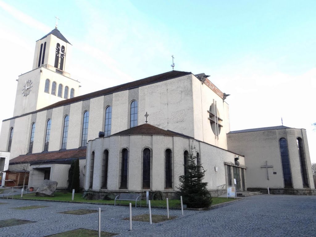 Friedenskirche Pfarrkirche Christkönig Linz 2011 by 192mscbert